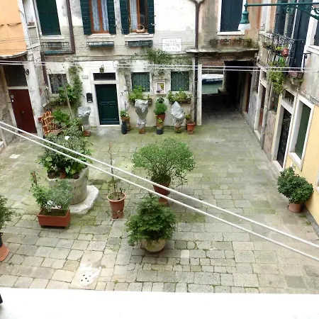 Tranquillo E Confortevole Nella Piu Autentica דירה ונציה